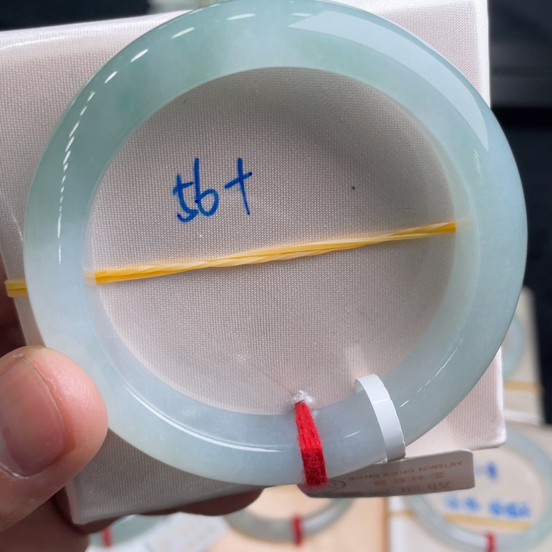 翡翠手镯未镶嵌翡翠手镯