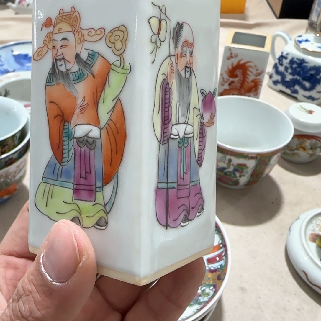 瓷片瓷器上还有一些花纹较小而且