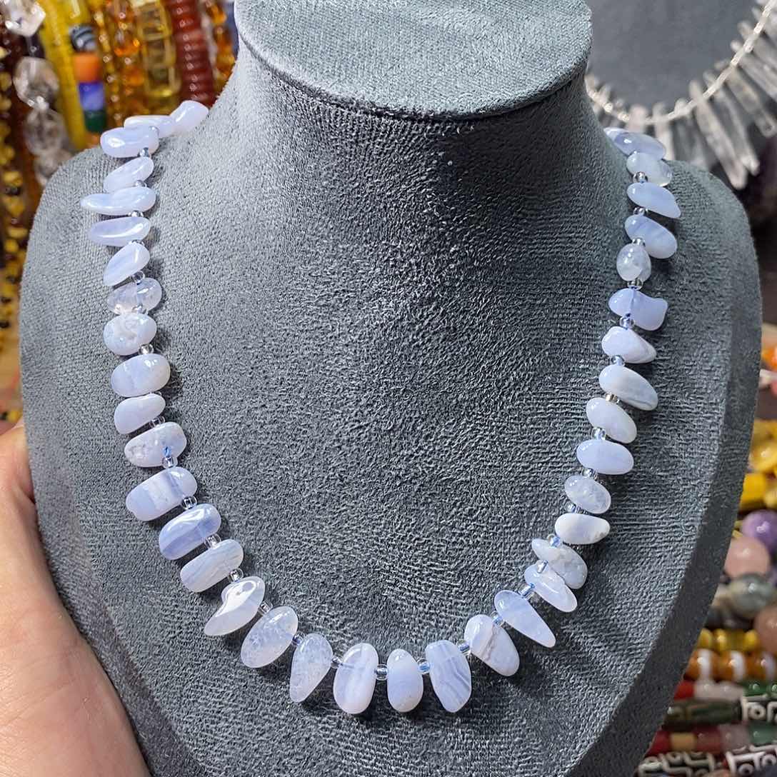 石英质玉未镶嵌，天然蓝纹玛瑙长牙一条，