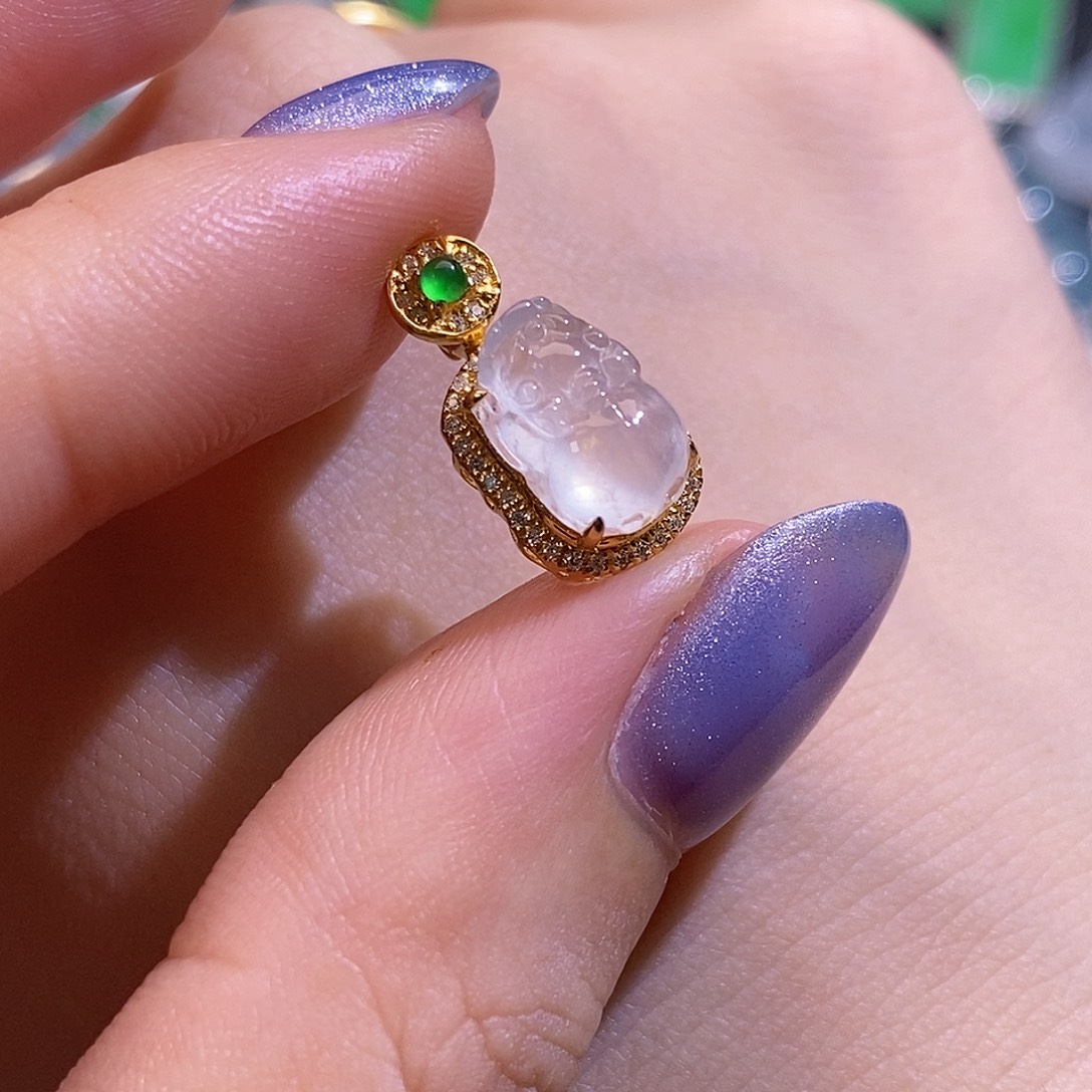 颈饰18K金镶嵌翡翠貔貅