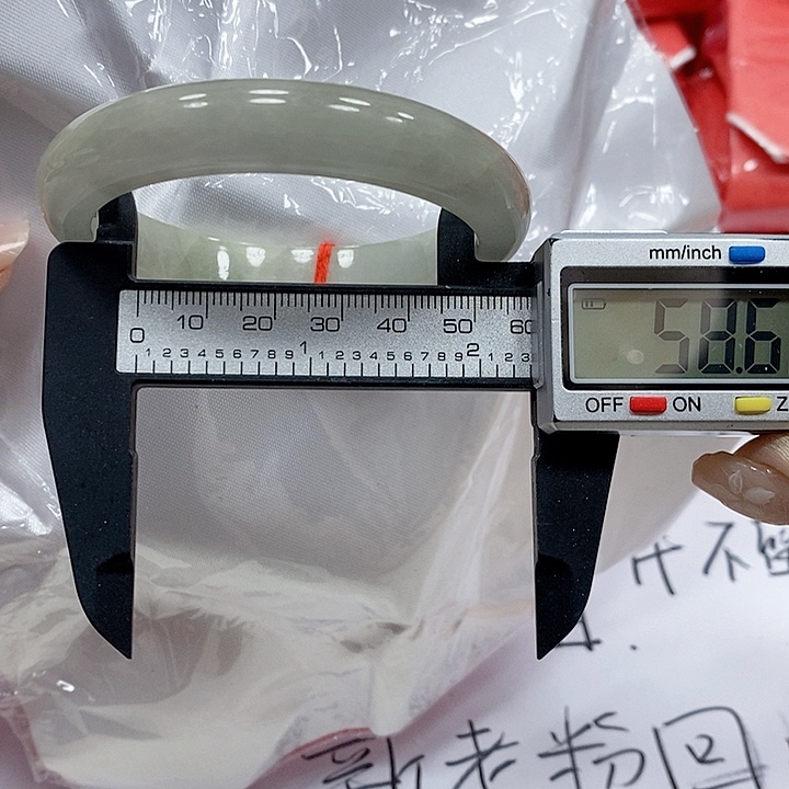 翡翠手镯未镶嵌73。 