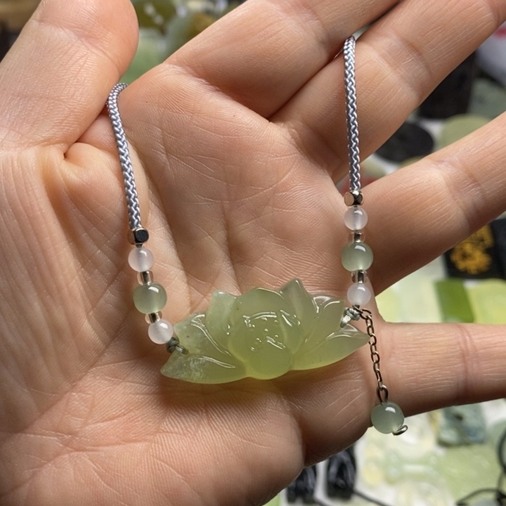 蛇纹石玉颈饰合金