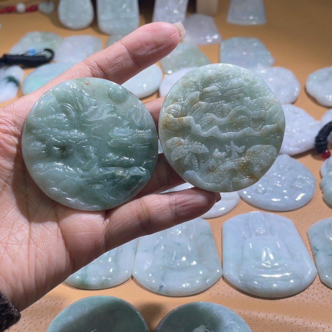 翡翠未镶嵌颈饰山水两个，微瑕