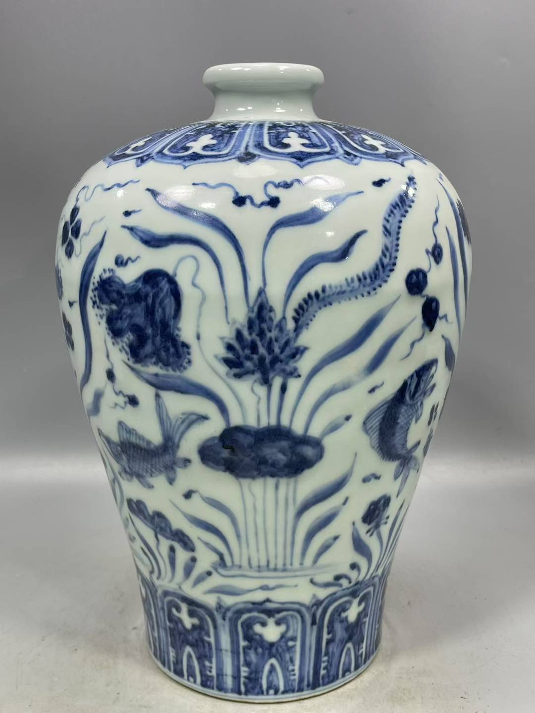 青花满池娇画面梅瓶