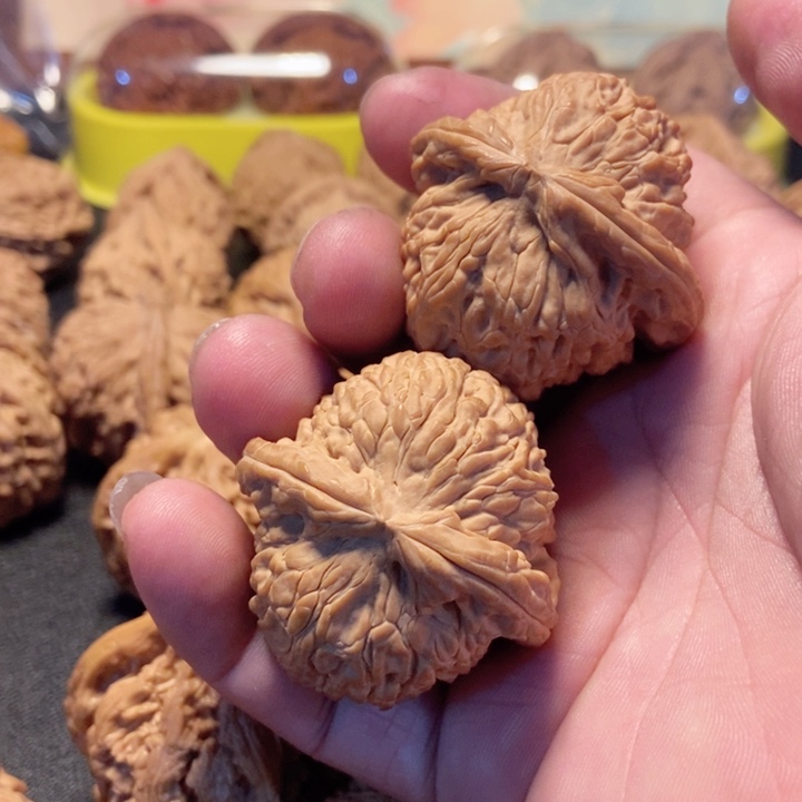 文玩核桃吊坠白狮子