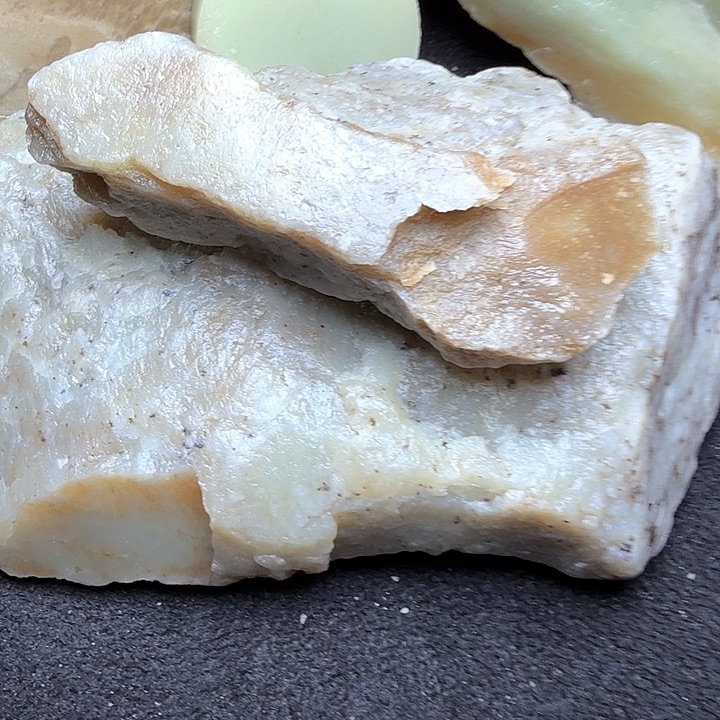 问***天和田玉（糖玉）未镶嵌珠宝半成品