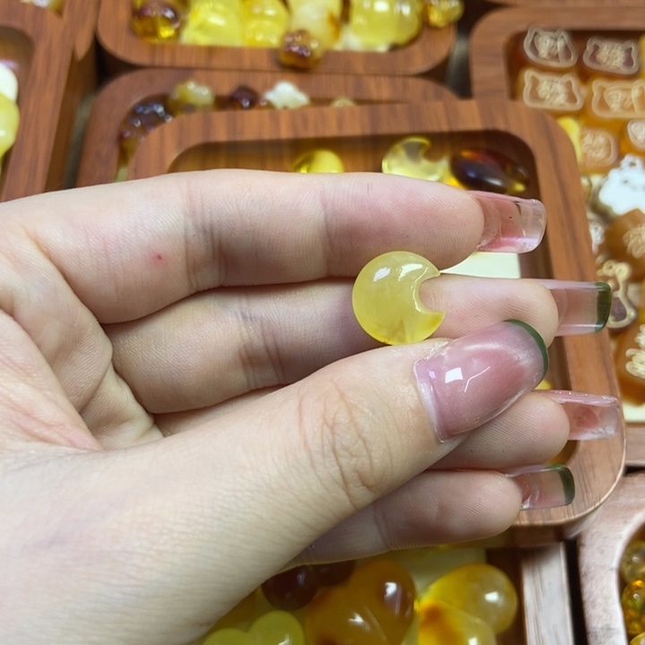 琥珀未镶嵌珠宝奇石月亮