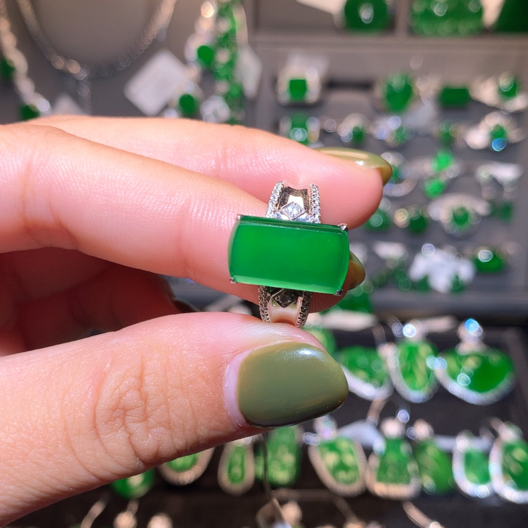 翡翠戒指18K金镶嵌无事牌