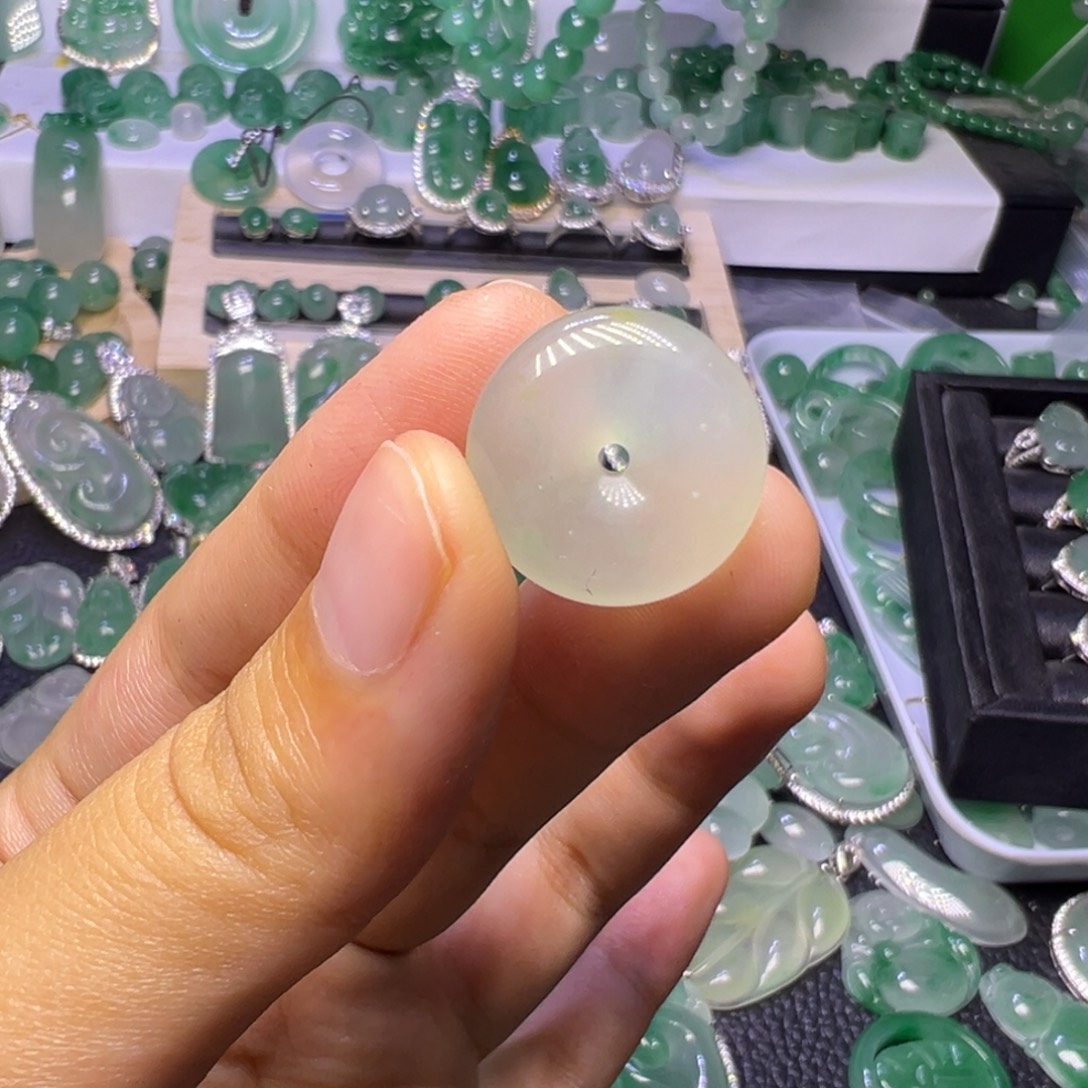 石英质玉（非洲翠）未镶嵌颈饰