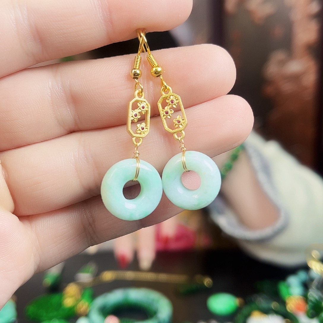 翡翠颈饰未镶嵌耳饰