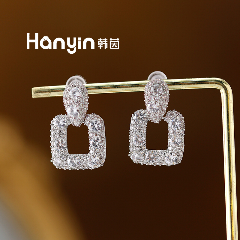 铜合金合成锆石耳饰 925银针韩国东大门进口爆闪水滴几何耳钉AAA