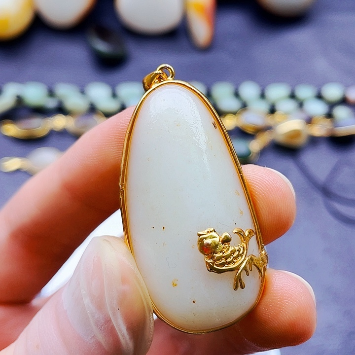 和田玉未镶嵌颈饰