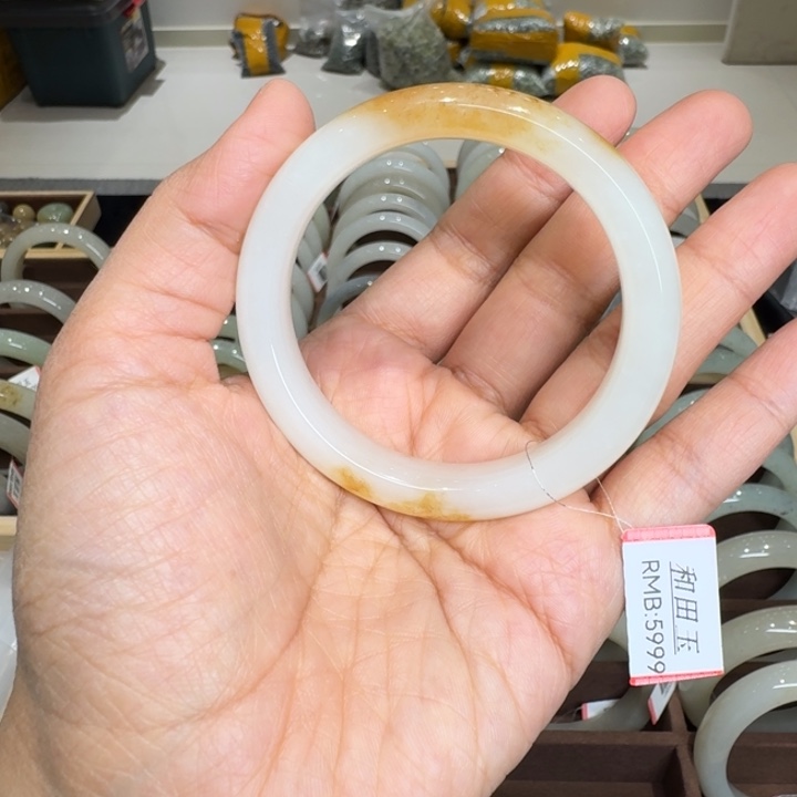 静***g和田玉（糖玉）未镶嵌手镯