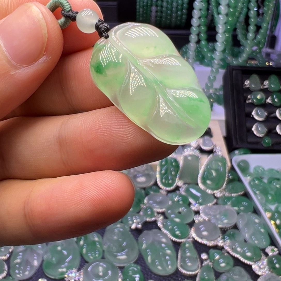 石英质玉（非洲翠）未镶嵌颈饰