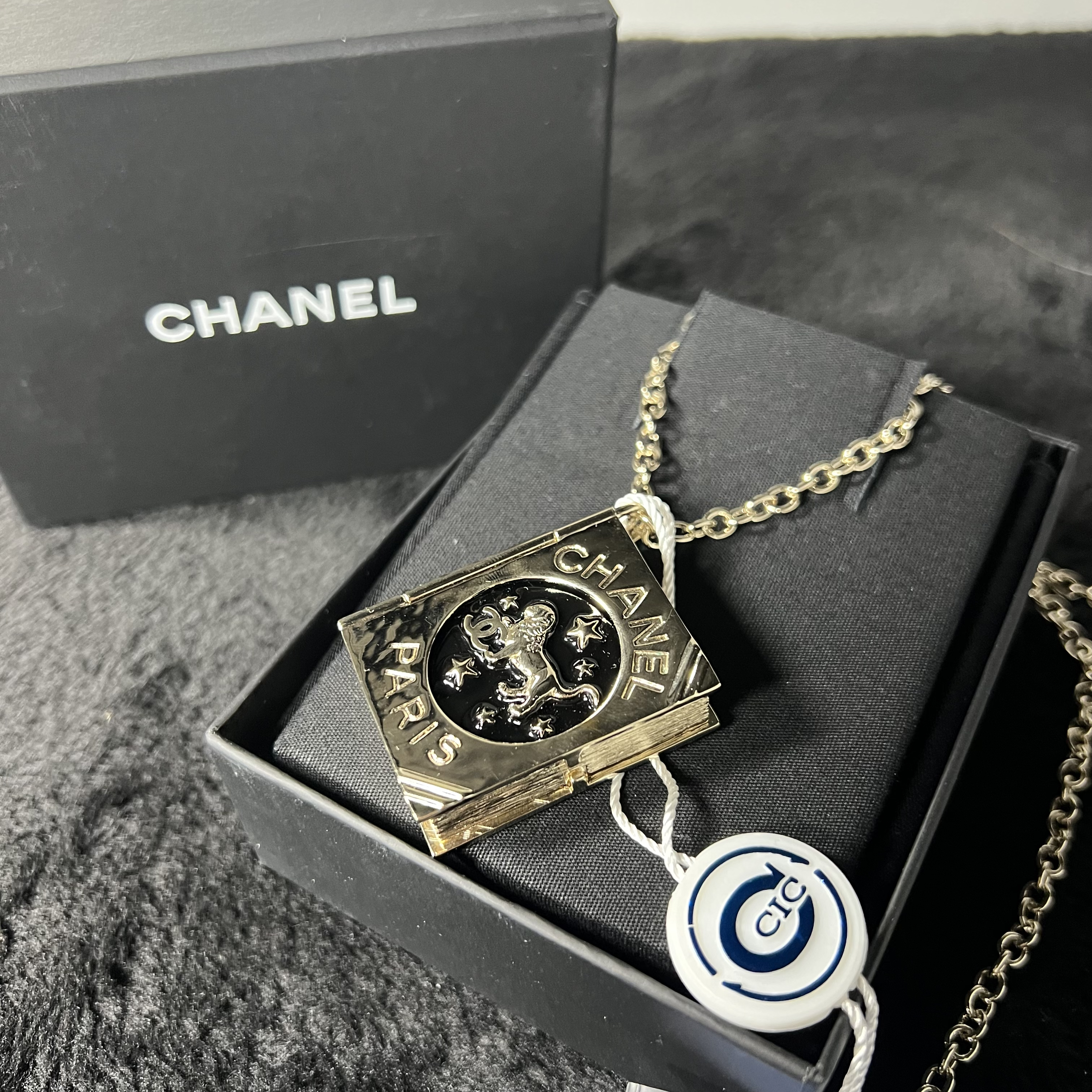 95新 Chanel/香奈儿 捐金沉珠/22C狮子座 魔法书项链