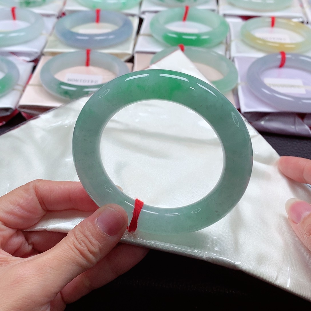 翡翠手镯（圆镯）未镶嵌天然A货翡翠手镯