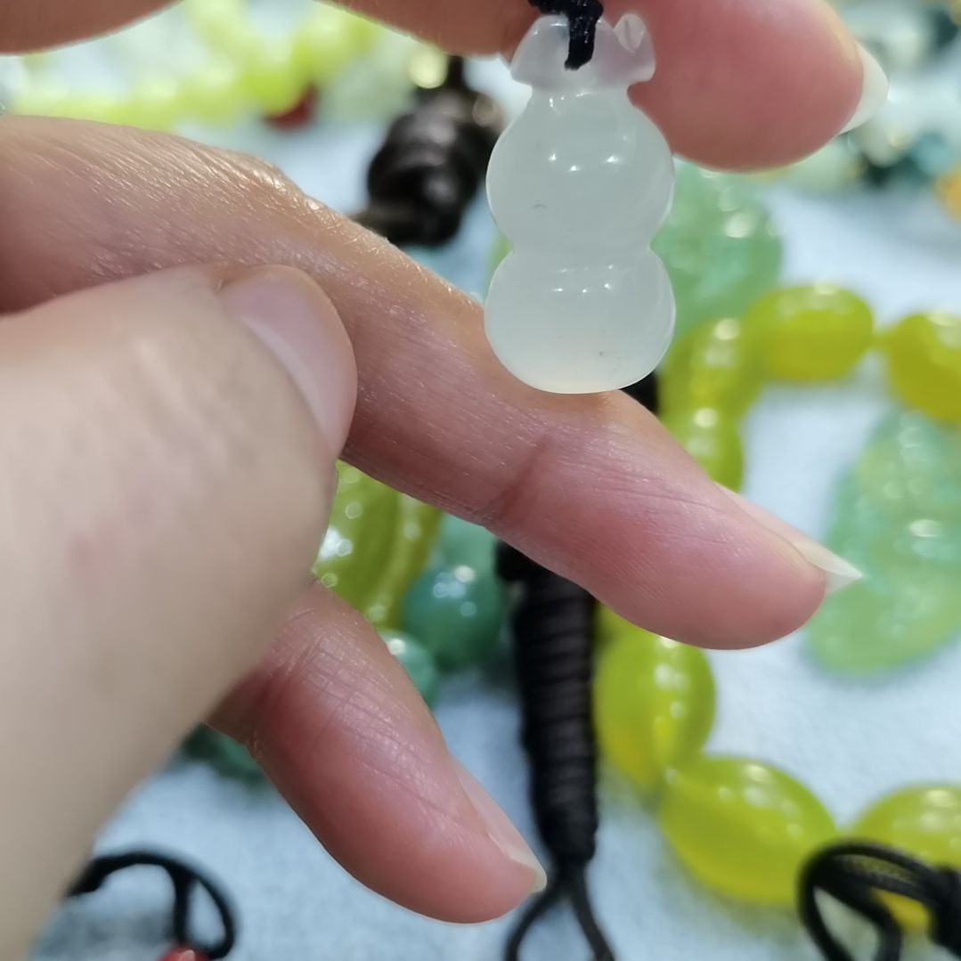 未镶嵌蛇纹石玉吊坠