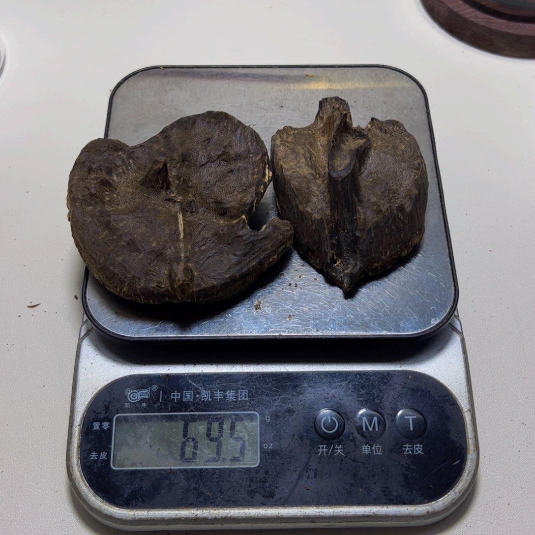 沉香木手把件黑**锁沉香包头料69.5g