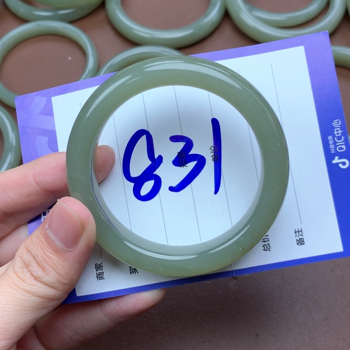 金***莲和田玉未镶嵌手镯