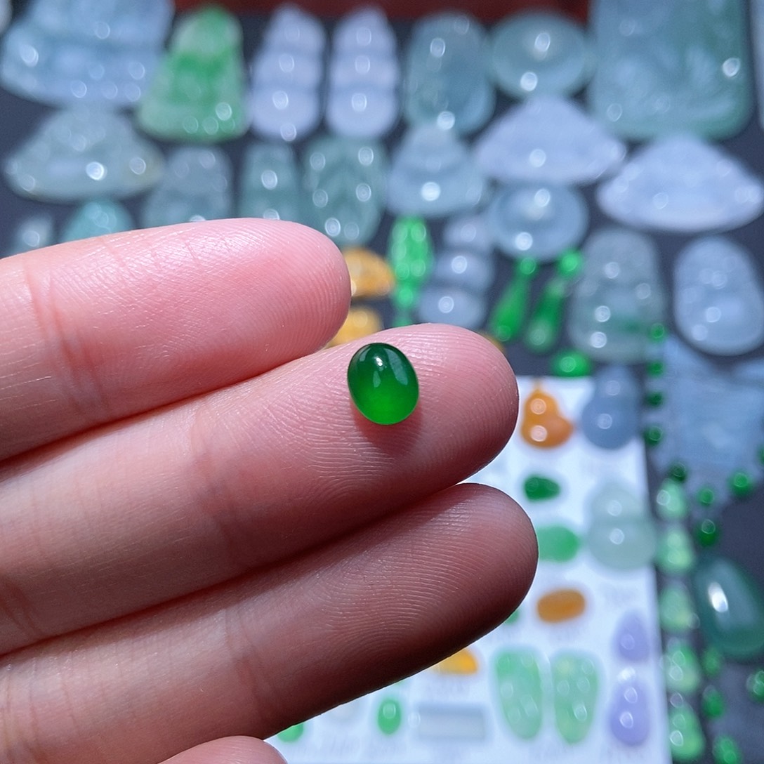 翡翠颈饰未镶嵌辣阳绿蛋面