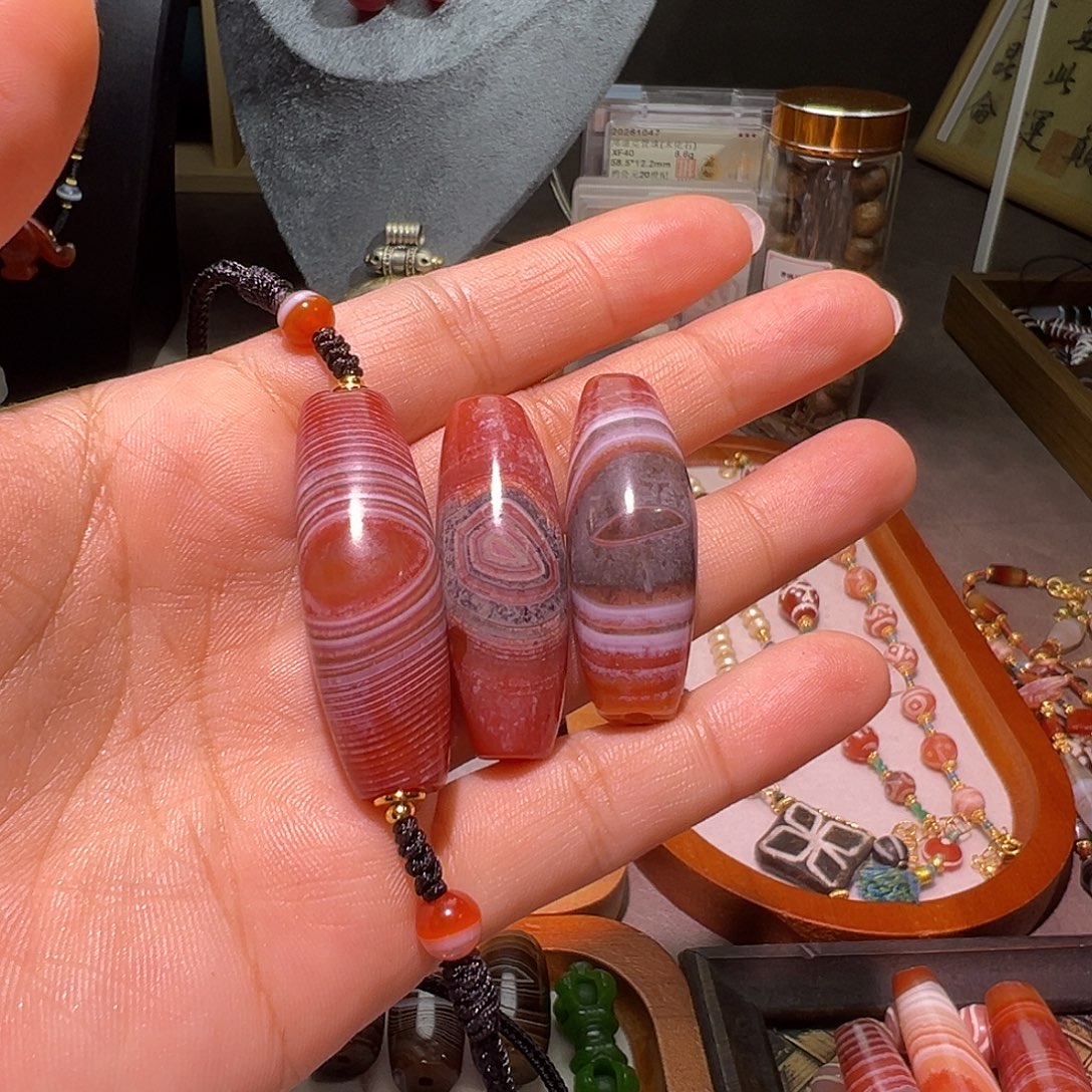 郑***树树脂制品配饰各种各样