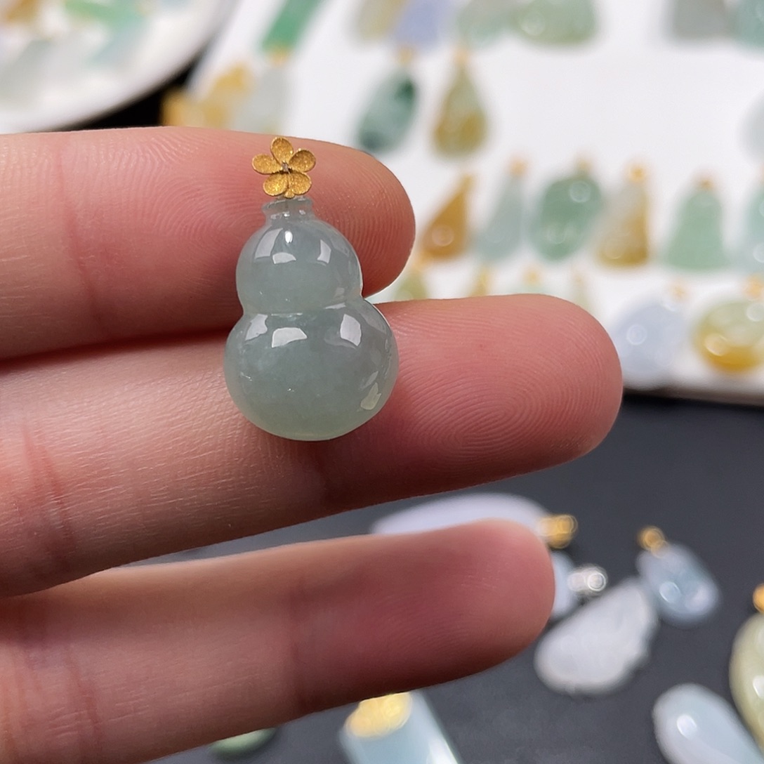 翡翠18K金镶嵌颈饰葫芦