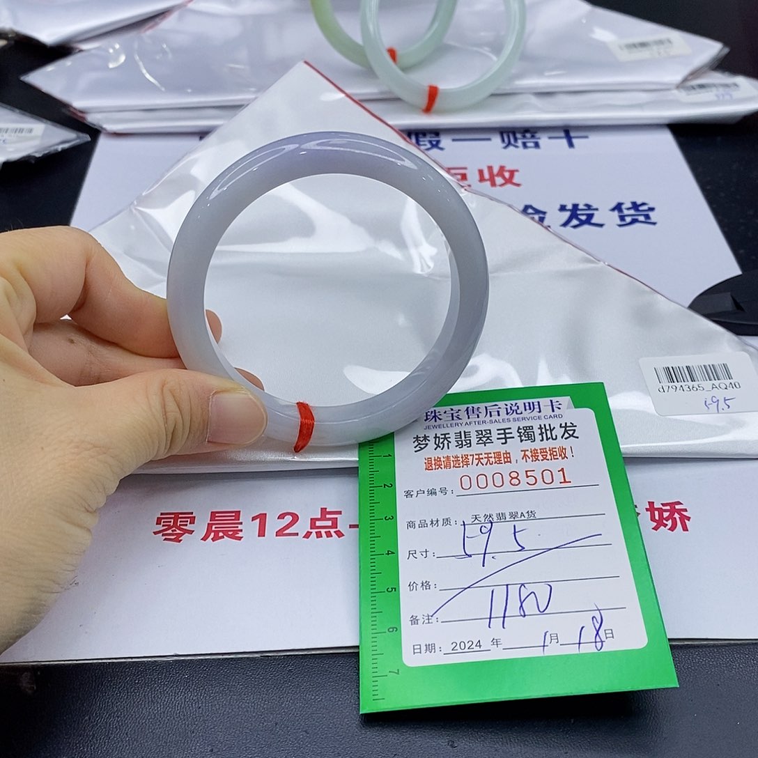 翡翠手镯未镶嵌翡翠手镯