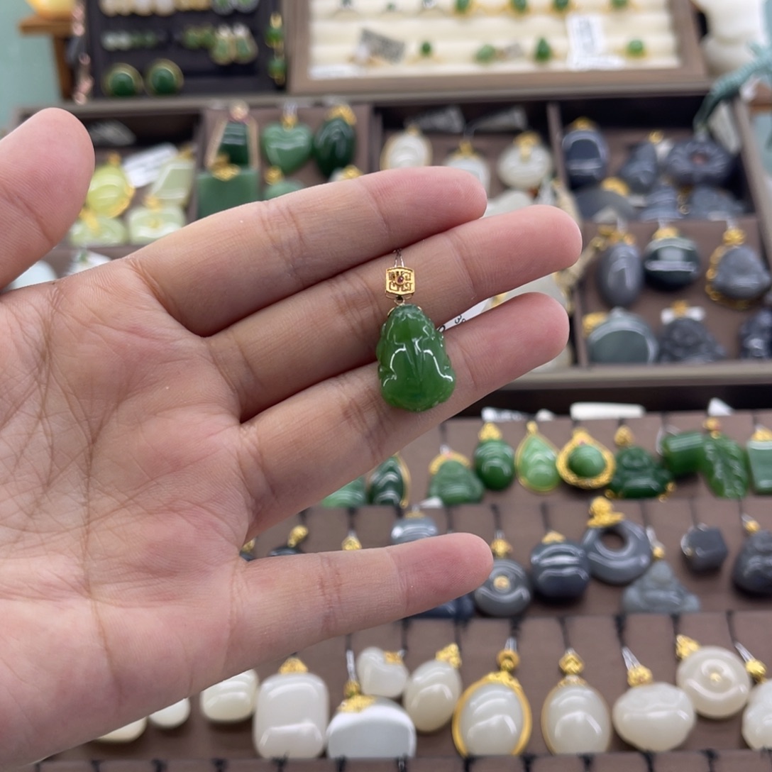 和田玉18K金镶嵌吊坠(赠链)