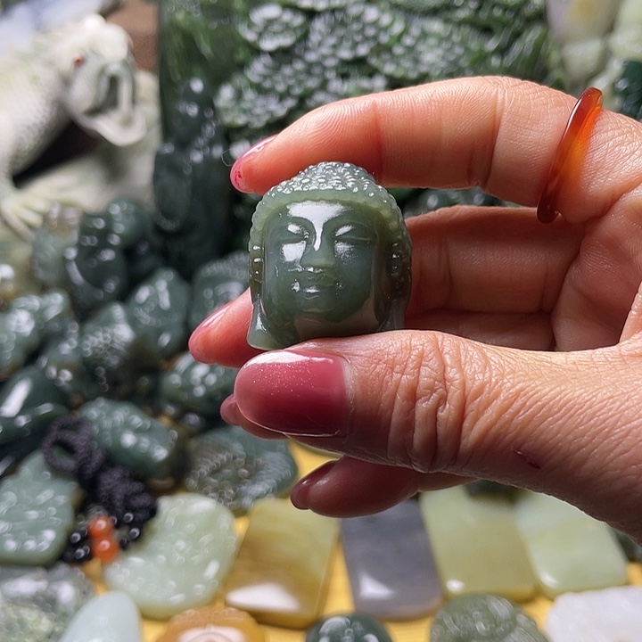 金***飞透闪石质玉未镶嵌颈饰