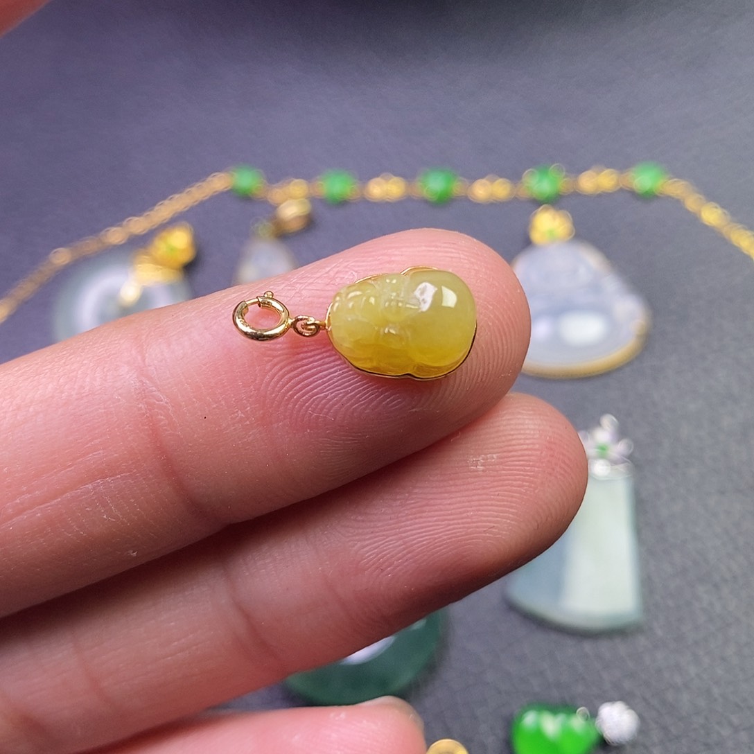 颈饰18K金镶嵌翡翠