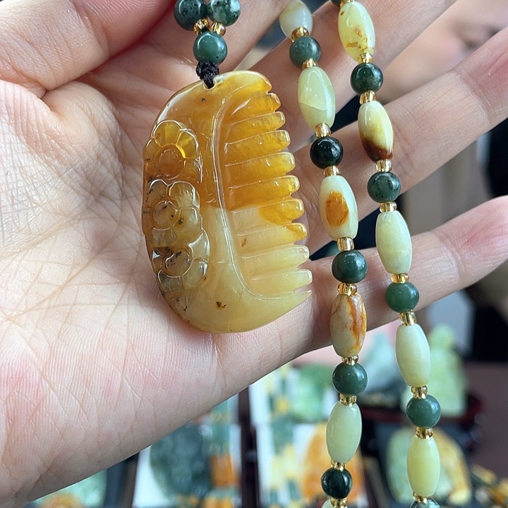 蛇纹石玉颈饰未镶嵌