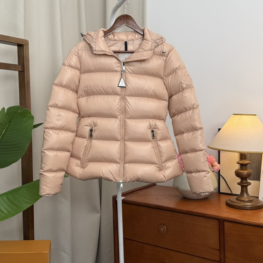 99新 MONCLER 青奢荟/1码/蒙口秋冬裸粉色短款收腰羽绒服///87615