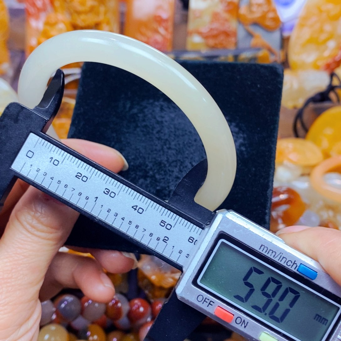 未镶嵌石英质玉（黄龙玉）颈饰