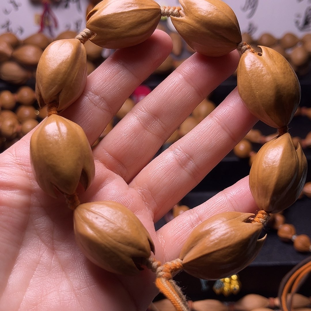 用***0手串橄榄核绽放的玉兰花