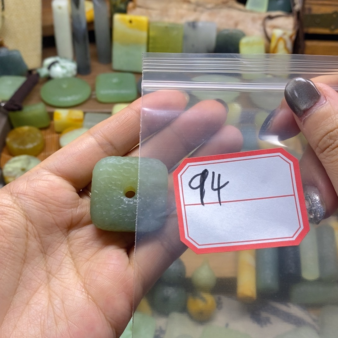 未镶嵌蛇纹石玉颈饰红****豆