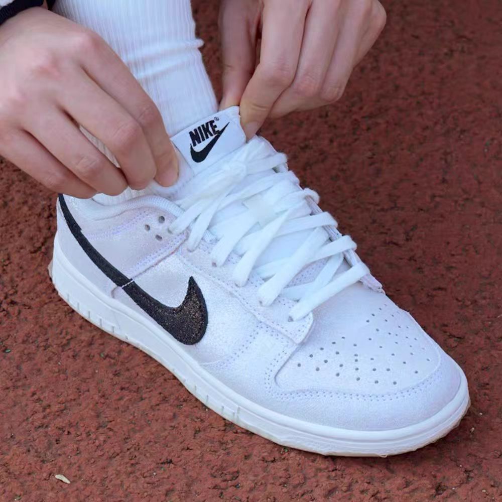 耐克/NIKE女子DUNK LOW运动闪亮派对风板鞋HQ3502100