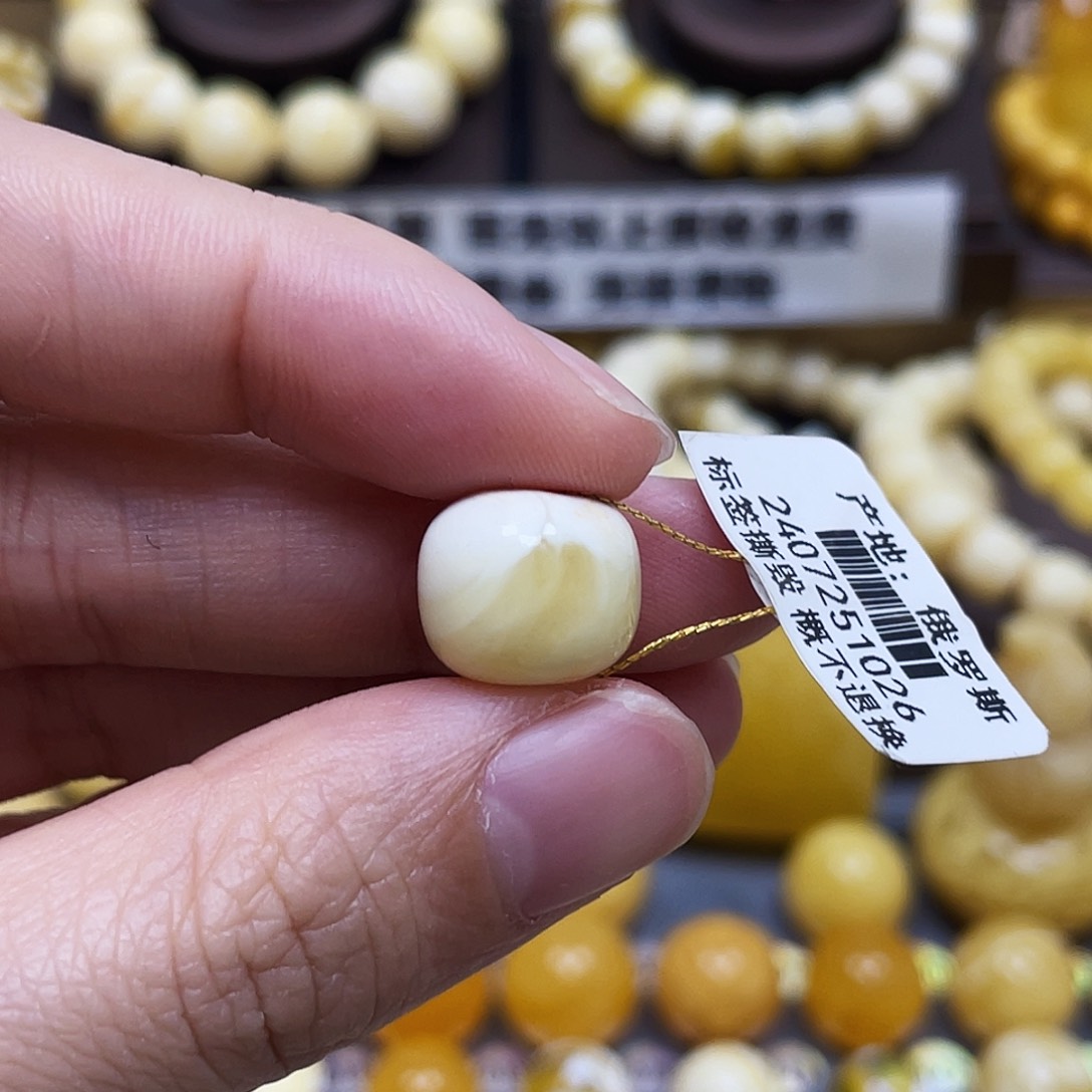 琥珀珠宝奇石未镶嵌12.8×11.1mm微瑕