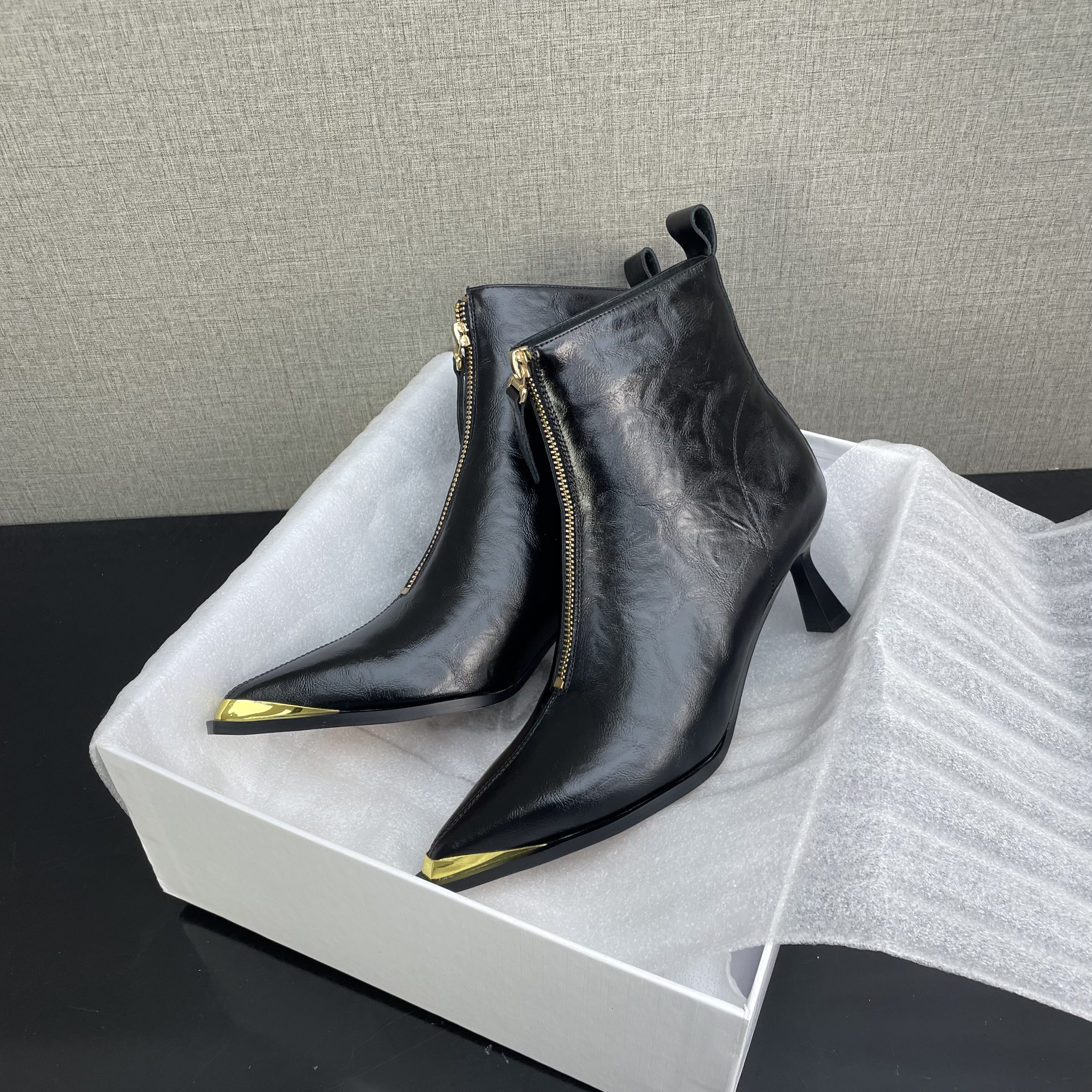 气质尖头细跟高奢同款时尚女鞋短靴8656