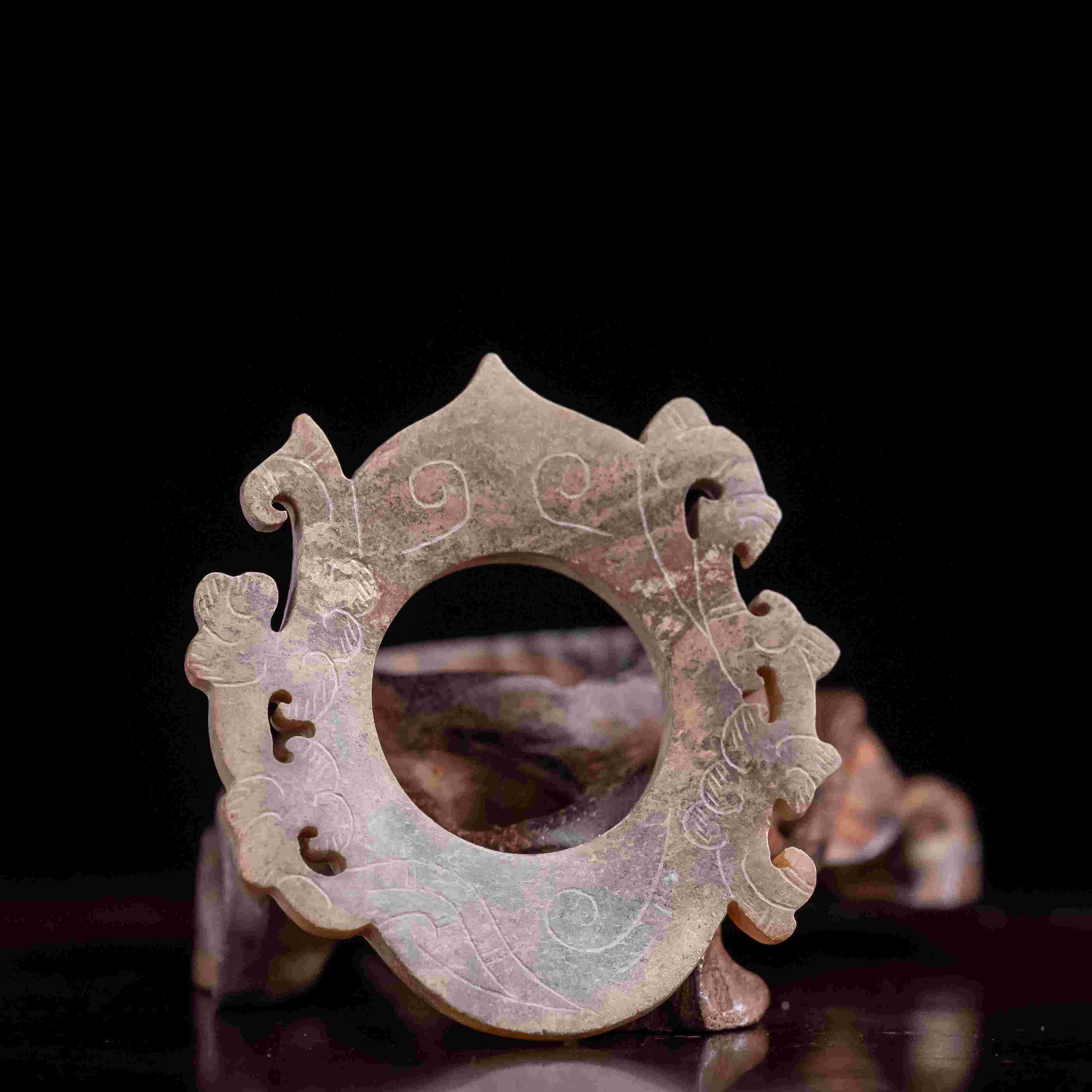 9明代和田玉龙纹鸡心佩1965