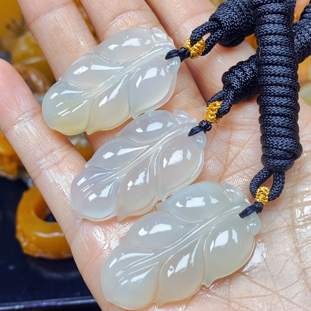 未镶嵌石英质玉（黄龙玉）颈饰