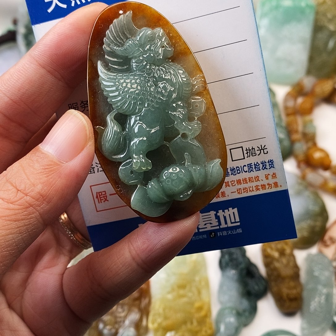 翡翠未镶嵌颈饰麒麟