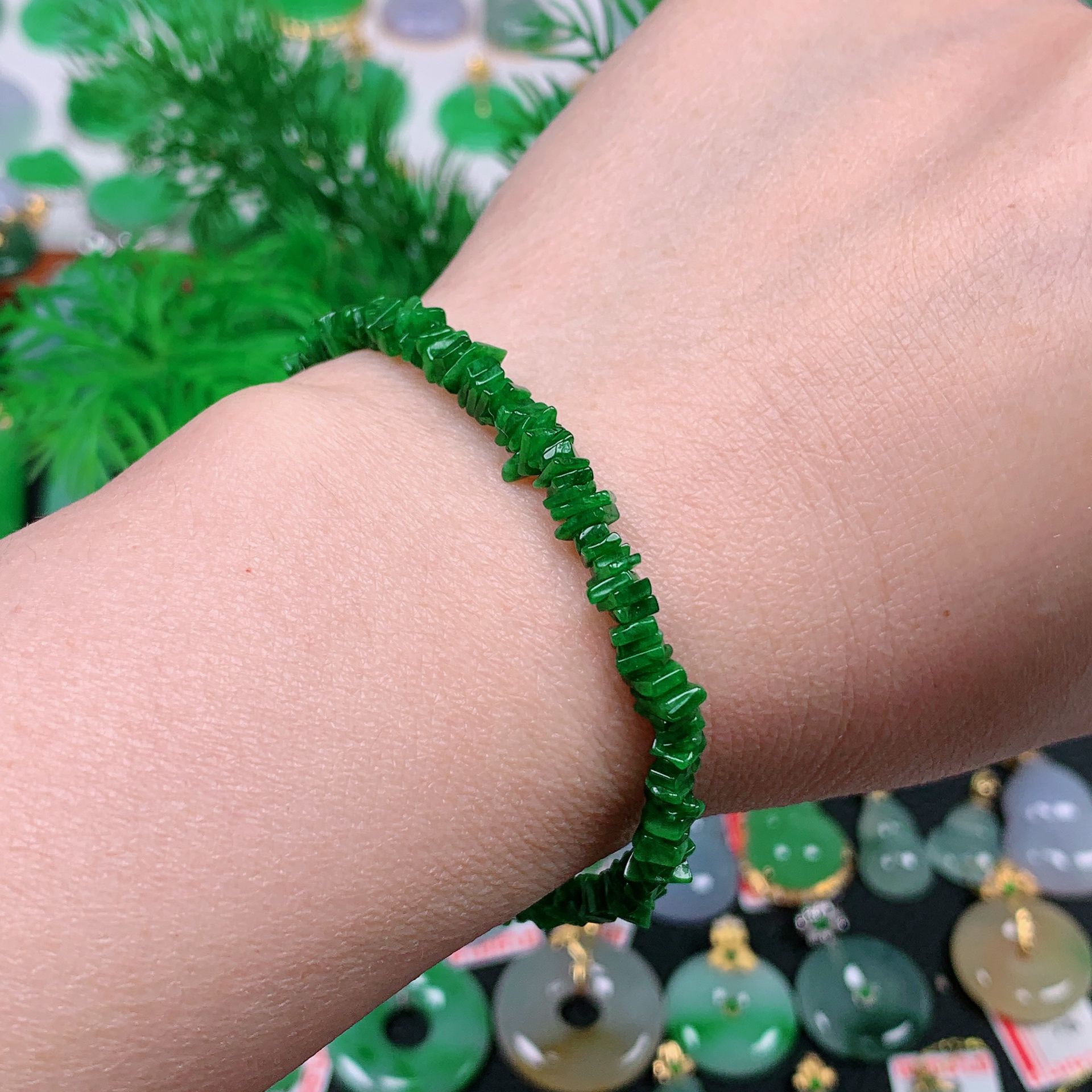 缅甸天然翡翠A货 冰润辣绿随形手串(5.2)