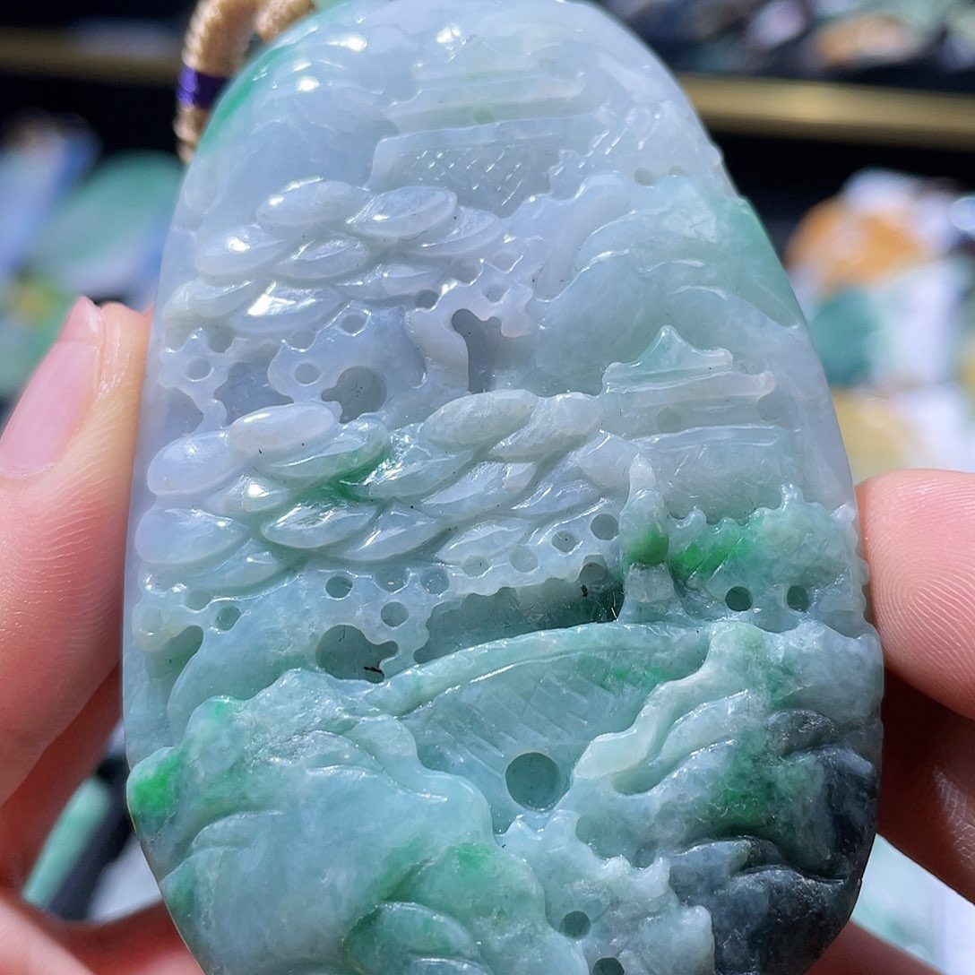 翡翠未镶嵌颈饰一个