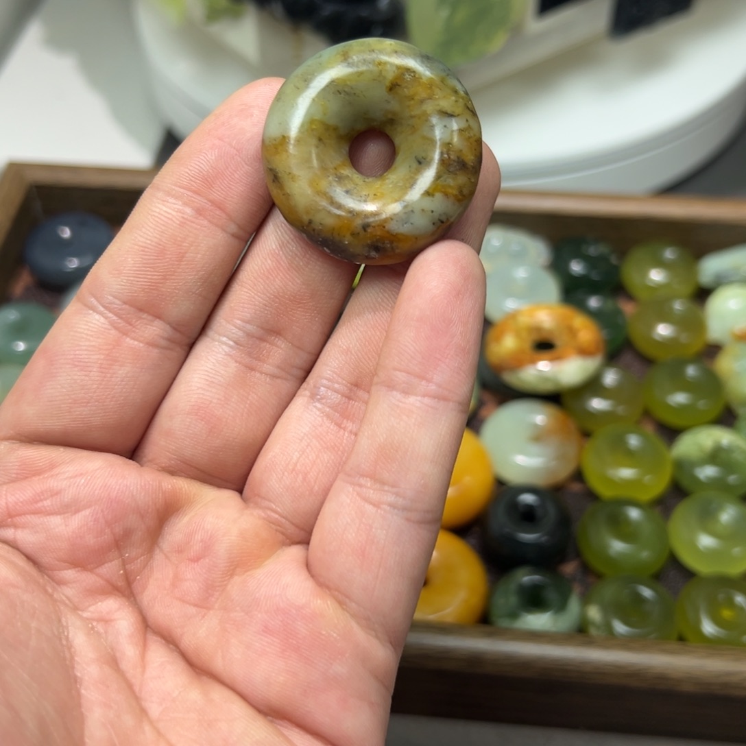 狐***友蛇纹石玉未镶嵌颈饰