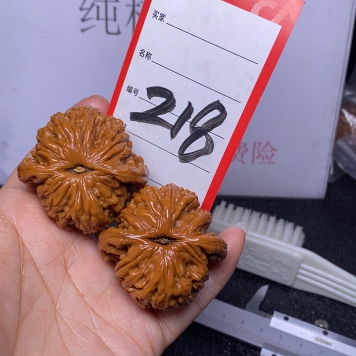 文玩核桃把件218，44狮虎兽色差