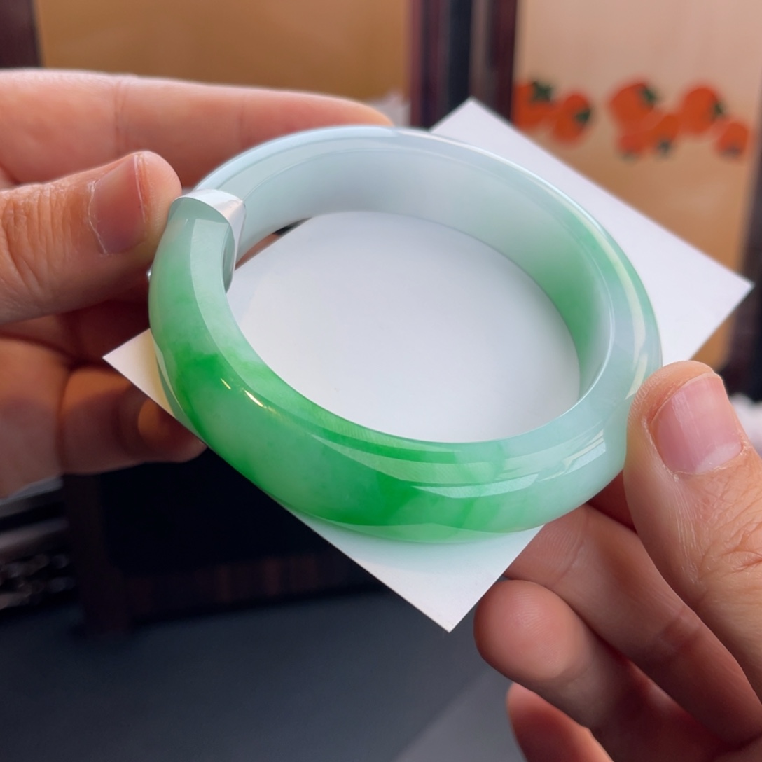 翡翠手镯未镶嵌绿翠