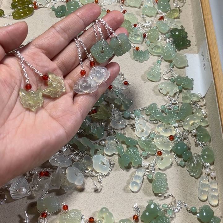 蛇纹石玉耳饰未镶嵌