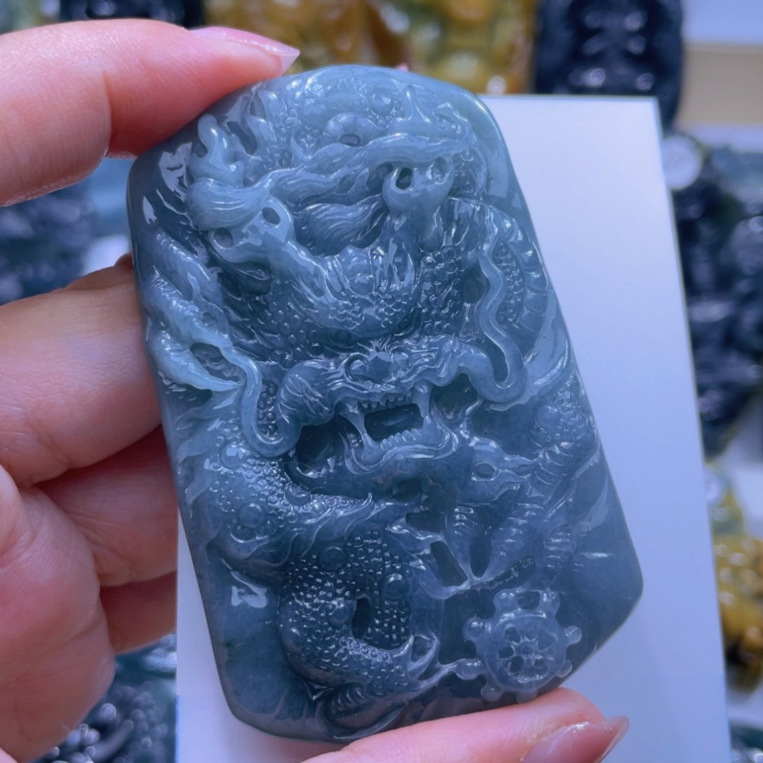 翡翠颈饰未镶嵌龙