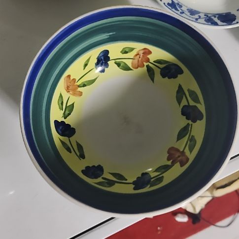 瓷片瓷片，各种摆件，盘，碗，沙锅，均有瑕疵。