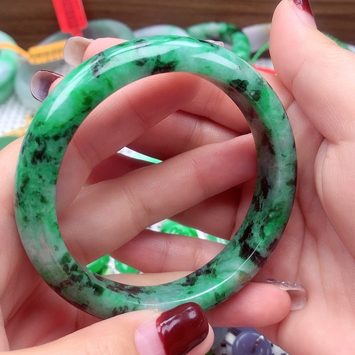 翡翠手镯未镶嵌翡翠